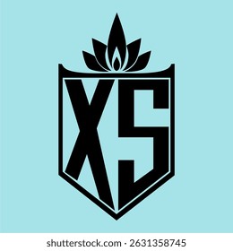 Logotipo XS com um design minimalista com um símbolo de flor tipo coroa em cima, elementos pretos em negrito e um fundo azul suave, perfeito para a marca e identidade visual moderna.