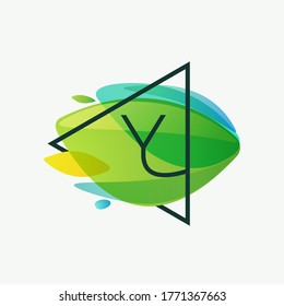 Y-Logo im Dreiecksrahmen auf grünem Laub, Aquarellhintergrund. Vektorökologische Schrift für botanische Etiketten, Landschaftsüberschriften, Recycling-Plakate, organische Karten usw.