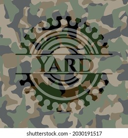 Auf einer Camo-Textur geschriebener Hard. Vektorgrafik. Detaillierte Angaben. 