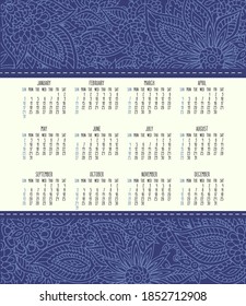 Año 2021 calendario mensual vectorial sobre el doodle de encaje azul ornamentado a mano con fondo floral. Semana a partir del domingo