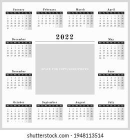 Jahreskalender 2022 in quadratischem Schwarz-Weiß-Design mit Platz für die Kopie oder 
Logo mit montags als ersten Wochentag
