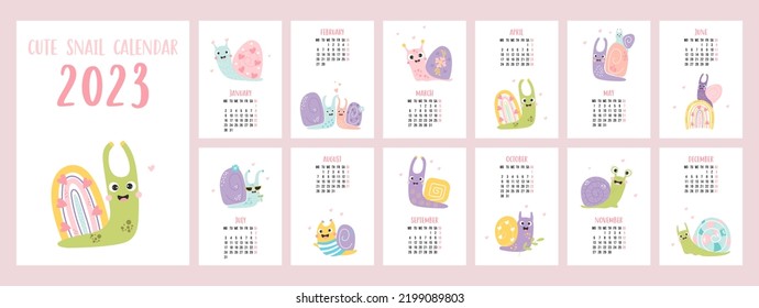 Plantilla de calendario anual 2023 con caracoles decorativos bonitos sobre fondo blanco. Conjunto vertical de 12 páginas y portada en inglés. Vector. Semana del lunes. Calendario de aptitud, escritorio y voladizo de pared