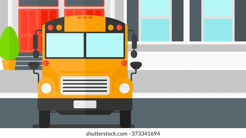 Autobús amarillo al fondo del edificio de la escuela.