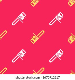 Icono amarillo de Chainsaw aislado sin fisuras en fondo rojo. Ilustración vectorial