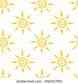 Gelbe doodle Sonne nahtloses Muster. Handgezeichnetes Solarsymbol auf weißem Hintergrund. Die Dekoration ist kindisch oder spf. Dekortextilien, Tapete-Tapete, Vektordruck oder Stoff
