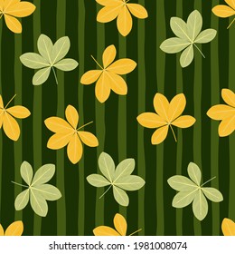 Flores de scheffler aleatorias de color amarillo y verde sin fisuras. Fondo de rayas verdes. Perfecto para el diseño de tela, impresión textil, envoltura, cubierta. Ilustración vectorial.