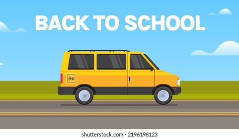 Gelbe Schulbusse und Rückfahrer zu Schülern transportieren das Konzept der horizontalen flachen Vektorgrafik.