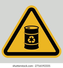 Letrero de triángulo de advertencia amarillo con barril negro y símbolo de reciclaje que indica la eliminación adecuada de residuos
