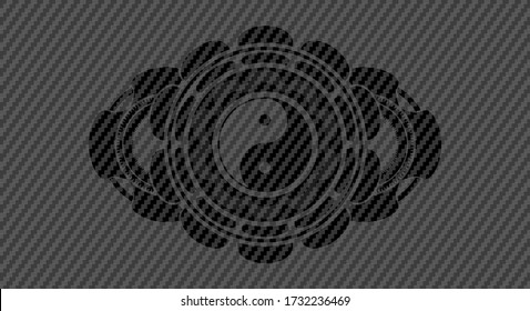 Icono de Yin yang dentro del emblema de fibra de carbono. Exquisito fondo de textura de polímero. Ilustración intensa. 