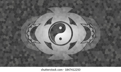 Icono de Yin yang dentro del emblema de la pared de piedra. Rock de fondo. Ilustración vectorial. 