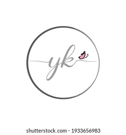 Diseño del logotipo de escritura de letra inicial YK con mariposa