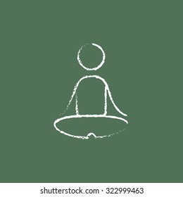 Ejercicio de yoga hecho a mano en tiza sobre un icono blanco vectorial de pizarra aislado en un fondo verde.