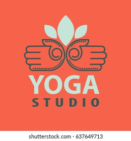 Yoga-Studiologotype mit offenen Palmen, einzelne Vektorgrafik