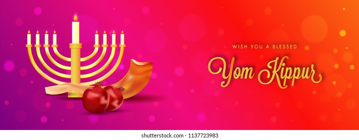 Yom Kippur diseño de cabecera o pancarta con menorah ardiente, granadas y cuerno shofar sobre fondo abstracto brillante.