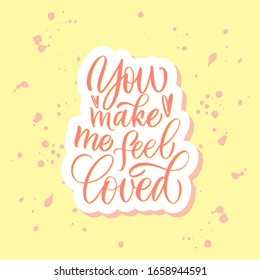 Me haces sentir amado. Inscripción rosa en un fondo de color. Magnífica letra y caligrafía para tarjetas de felicitación, pegatinas, banners, impresiones y decoración interior.