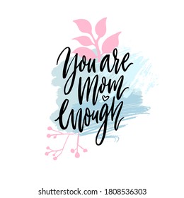 Eres suficientemente mamá. Una cita inspiradora de apoyo sobre la matemática. Caligrafía moderna sobre textura rosa y azul con hojas y ramas de arena.