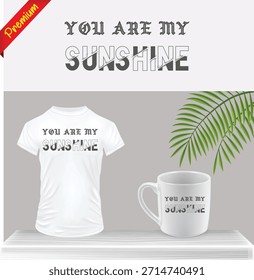 "You Are My Sunshine" impresión gráfica de tipografía de texto en camiseta blanca y taza de café. Maqueta de Mercancía de eslogan de amor lindo sobre fondo gris con hoja verde. Diseño de ropa romántica.