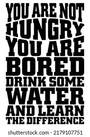 No tienes hambre. Estás aburrido. Beba agua y aprende la diferencia. Cita motivacional.