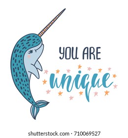 Eres único. Citación inspiradora escrita a mano. Moderna frase caligráfica con narwhal dibujado a mano. Grabado simple vectorial para impresión y afiche. Diseño tipográfico.