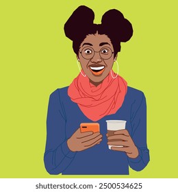 Una joven afroamericana con cara de sorpresa sonriendo al mismo tiempo sosteniendo una taza de café y un teléfono celular