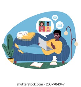 Joven africano tendido en un sofá con una laptop. Videocall con un equipo multiétnico de compañeros de trabajo. Trabajando a distancia desde casa. Ilustración vectorial de estilo plano.