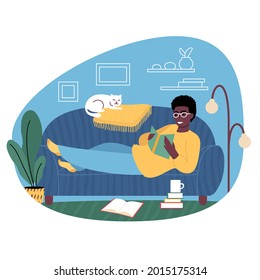 Joven africano tendido en un sofá leyendo un libro. Acogedora escena doméstica en una sala de estar. Ilustración vectorial de estilo plano
