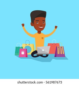 Joven afroamericano con las manos arriba usando laptop para comprar en línea. Cliente sentado con bolsas de compras a su alrededor. Hombre haciendo compras en línea. Ilustración de diseño plana vectorial. Diseño cuadrado.