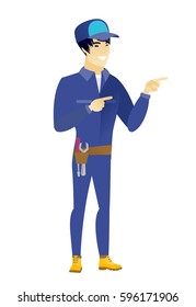 Junge asiatische Mechaniker, die auf die Seite zeigen. Mechanisch mit dem Finger zur Seite zeigen. Mechanisch nach rechts gerichtet. Vektorgrafik mit flachem Design, einzeln auf weißem Hintergrund.