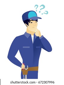Junge asiatische Mechanik mit Fragezeichen. Ein gedankenvoller Mechaniker, der unter Frage steht, markiert über seinem Kopf. Vektorgrafik mit flachem Design, einzeln auf weißem Hintergrund.