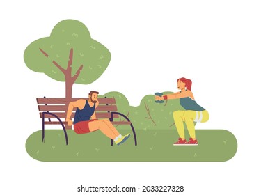 Junge sportliche Paare trainieren im Freien oder im Park, flache Cartoon-Vektorgrafik einzeln auf weißem Hintergrund. Die Menschen führen Sportübungen mit Parkausrüstung durch.