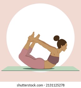 Joven afroamericana negra con pelo afro haciendo yoga dhanurasan en la alfombra. Ilustración vectorial plana sobre el entrenamiento yógico, meditación, concepto de estilo de vida saludable y espiritual. Asana bow pose