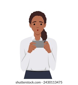 Joven chica negra con camisa roja y jugando o viendo algo con su smartphone. Ilustración vectorial plana aislada sobre fondo blanco