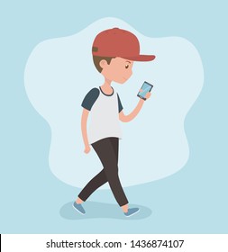 joven caminando con smartphone