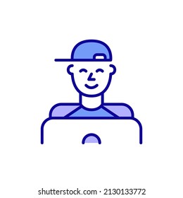 Junge Junge, die eine Baseballkappe auf einem Laptop trug. Pixel perfekt, bearbeitbares Strichfarbsymbol