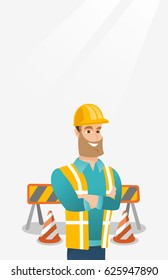 Joven constructor de pie con los brazos cruzados. Creador de confianza con sombrero duro. Constructor caucásico con casco sobre el fondo de las barreras de la carretera. Ilustración de diseño plana vectorial. Diseño vertical.
