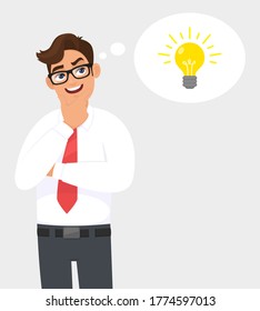 Hombre joven de negocios pensando y mirando hacia arriba con una burbuja de habla que reluce la bombilla. La persona cruzó el brazo y tomó la mano en la cara. Idea e innovación. Ilustración de caricatura masculina en vector.