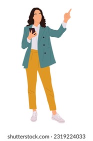 Mujer joven de negocios sostiene un smartphone y apunta hacia arriba. Chica bonita con un elegante traje informal de oficina. Personaje de caricatura femenina Vector ilustración realista aislada en fondo blanco