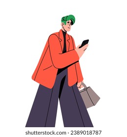 Una joven mujer de negocios se comunica por un smartphone mientras está de viaje. Empleado con el pelo corto brillante en la chaqueta caminando, cargando la bolsa. Moda de negocios. Ilustración vectorial aislada plana sobre fondo blanco