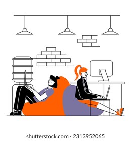 Jóvenes caricaturistas sentados en los otomanos y trabajando en laptops en un espacio de trabajo creativo. Amigos haciendo trabajo en línea juntos. Ilustración vectorial plana en colores morado y anaranjado