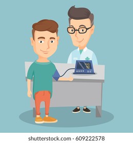 Joven hombre caucásico que controla la presión arterial con medidor digital de presión arterial. Hombre feliz dando un pulgar mientras el doctor mide su presión sanguínea. Ilustración de diseño plano vectorial. Diseño cuadrado