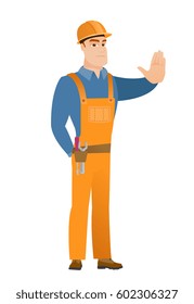 Junge, kaukasische Geste, die Stopphandgesten zeigt. Volle Länge des Bauherren tun Stoppgestalt. Seriöser Baumeister mit Stoppgesten. Vektorgrafik mit flachem Design, einzeln auf weißem Hintergrund.