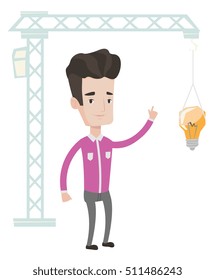 Joven caucásico apuntando a la bombilla de luz que cuelga en la grúa. Arquitecto que tiene idea en la planificación de la ciudad. Concepto de nuevas ideas en arquitectura. Ilustración de diseño plana vectorial aislada en fondo blanco.
