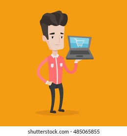 Joven caucásico usando laptop para comprar en línea. Feliz cliente masculino sosteniendo una laptop con carro de compras en una pantalla. Hombre haciendo compras en línea. Ilustración de diseño plana vectorial. Diseño cuadrado.