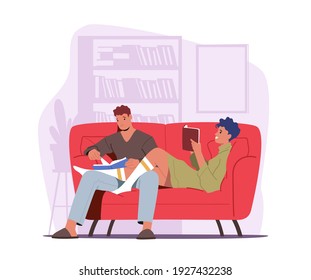 Los Personajes Jóvenes Pasan Tiempo Libre Juntos. Pareja de mujeres y hombres sentados en sofa en casa leyendo libros, amor y amor relajado Relation Leisure, fin de semana, relajado tiempo de repuesto. Ilustración de vectores de personas de caricatura