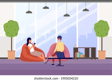 Personajes jóvenes hablando juntos. Comunicación positiva de amigos felices. La gente tiene una conversación. Compañeros trabajando en la oficina. Chica está chateando y mirando al chico. Hombre trabajando con laptop