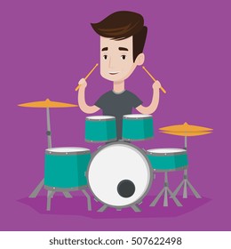 Junger fröhlicher Mann, der auf Schlagzeug spielt. Kaukasischer Schleier, der auf Trommeln spielt. Lächelnder junger Mann, der auf Drum Kit spielt. Alles Gute, der hinter dem Drum Kit sitzt.  Vektorflache Design-Illustration. Quadratisches Layout.