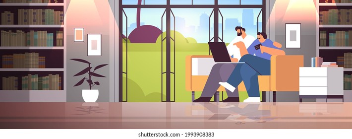 pareja joven con tarjeta de crédito usando el concepto de compra en línea de laptop hombre mujer ordenando bienes juntos