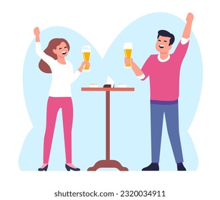 La pareja joven bebe cerveza. Feliz hombre y mujer con gafas. Tabla de pub. Degustación de Oktoberfest. Gente haciendo clics de pan de cerveza. Bebida de alcohol de espuma. Fiesta de vacaciones en el bar