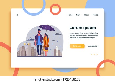 Joven pareja en la ilustración del vector de lluvia. Hombre y mujer con impermeables parados bajo el paraguas en una calle urbana. Imagen de lluvia otoñal para el clima, temporada, concepto climático