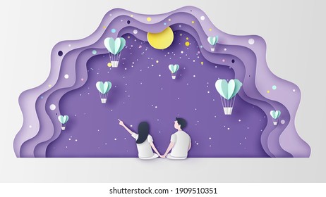 La pareja joven está sentada y viendo estrellas y globos de aire caliente en forma de corazón flotando en el romántico cielo nocturno. corte de papel y estilo artesanal. vector, ilustración.